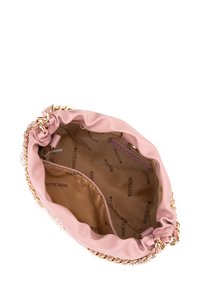 Borsa in satin rosa con apertura arricciata e dettagli in catena dorata. Interno con una fodera liscia beige che presenta il marchio "Wittchen" ripetuto.