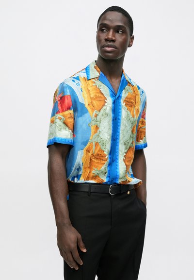 Κοντομάνικο πουκάμισο σε μπλε, πορτοκαλί και πράσινο με έντονο μπαρόκ σχέδιο. Διαθέτει κούμπωμα με κουμπιά μπροστά και αντίθετο μπλε γιακά και μανσέτες.