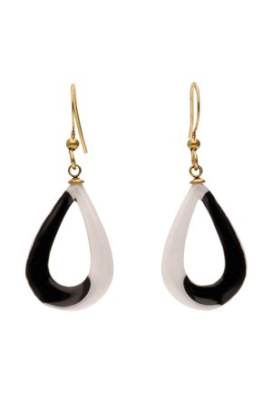 Arany horog fülbevalók nagy, csepp alakú medálokkal, amelyek átlósan fekete és fehér színre osztottak.