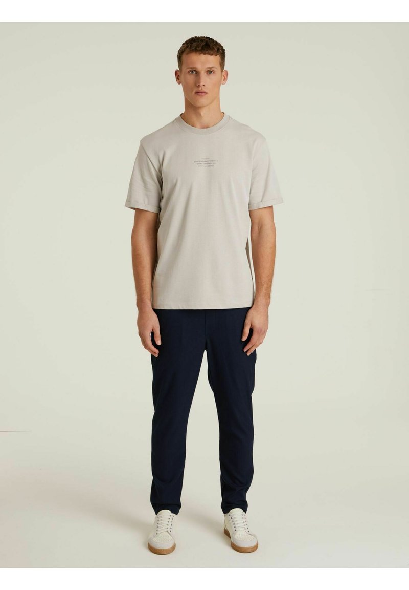 CHASIN’ T-shirt print lichtgrijs