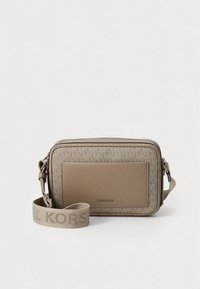 Beżowa torba na ramię z fakturowaną powierzchnią, płaską przednią kieszenią, detalem z logo oraz regulowanym paskiem z nazwą marki w jasnobeżowym kolorze.