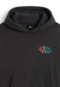 Sudadera negra de Vans con logo ovalado colorido de Vans en el pecho izquierdo y un bolsillo canguro frontal visible debajo.