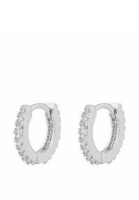 Silver hoops med en rad av små klara stenar längs en kant, med en polerad yta och en enkel, böjd design.