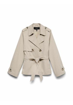 Beige dobbeltradet trenchcoat med brede slag, skulderstropper, knapmanchetter og bælte i taljen, lagt fladt på en hvid baggrund.