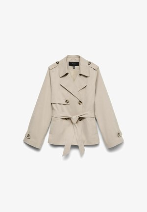 Beige dobbeltradet trenchcoat med brede slag, skulderstropper, knapmanchetter og bælte i taljen, lagt fladt på en hvid baggrund.