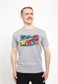 Grå kortærmet t-shirt med et farverigt grafik af vintage biler i blå, gul, rød og orange. Blødt stof med rund hals.