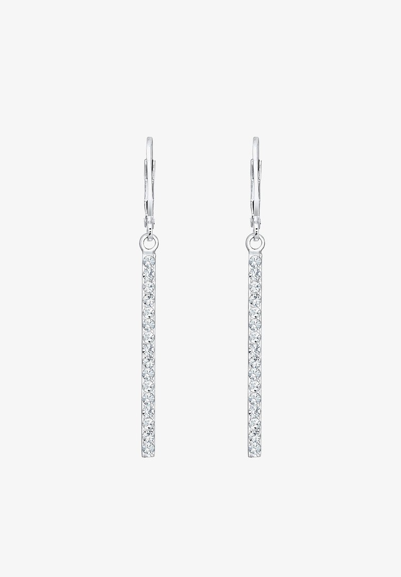 Boucles d’oreilles goutte en argent avec des rangées verticales de cristaux ronds clairs et des fermoirs à levier sur fond blanc.