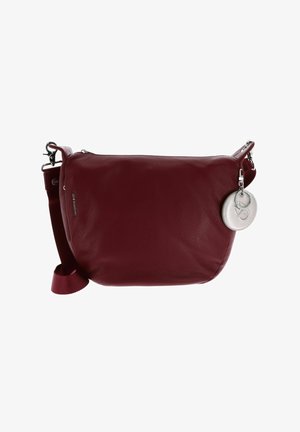 Sac bandoulière en cuir bordeaux avec une sangle ajustable et une étiquette en cuir blanc ronde attachée à la tirette.