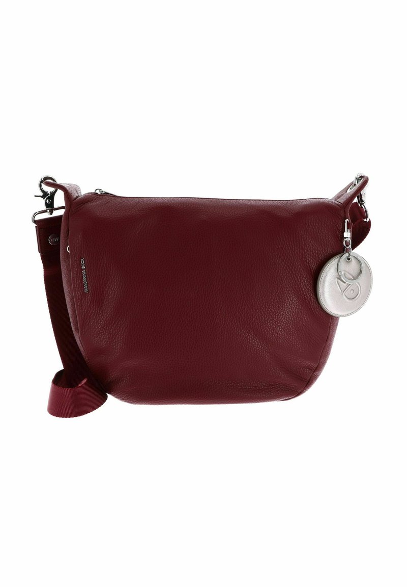 Sac bandoulière en cuir bordeaux avec une sangle ajustable et une étiquette en cuir blanc ronde attachée à la tirette.