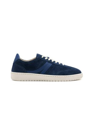 Baskets en daim bleu marine avec semelle en caoutchouc blanc, présentant deux bandes de couleur bleu plus foncé. Conception à lacets et forme de bout arrondi.