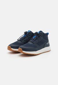 Marine mesh sneakers med gummisåle, hvit mellomsåle og blå detaljer. Har snørelås system og polstret krage for komfort.