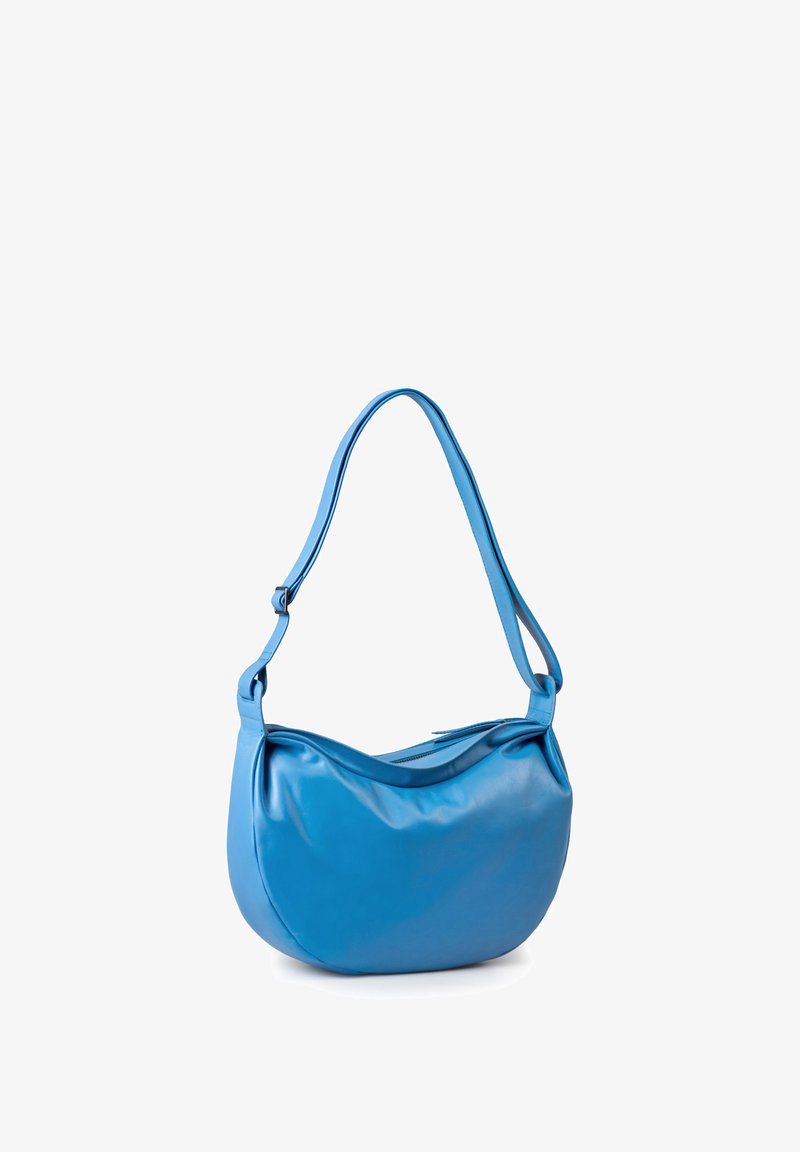 Borsa a spalla in pelle blu con una superficie liscia, forma curva e una singola tracolla regolabile. Presenta una chiusura con zip nella parte superiore.