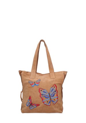 Tan suède tote bag met kleurrijke geborduurde vlinderontwerpen. Voorzien van twee lange handvatten en een rits zijvak. Zachte textuur.