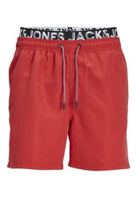 Rode zwemshorts met een elastische tailleband, voorzien van een zwart merkaccent en een trekkoord. Gemaakt van een gladde, lichte stof.