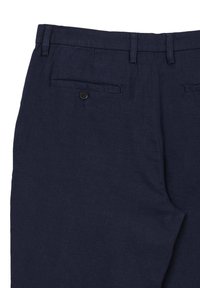 Pantaloni in lino blu navy con frontale piatto, due tasche laterali, una tasca posteriore con chiusura a bottone e vita sagomata.
