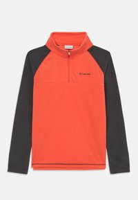 Pull en polaire orange vif avec des manches raglan noires, col zippé à moitié et logo brodé sur la poitrine. Texture douce.