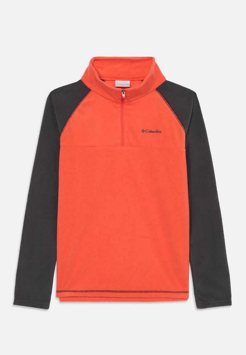 Pull en polaire orange vif avec des manches raglan noires, col zippé à moitié et logo brodé sur la poitrine. Texture douce.