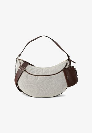 Sac à bandoulière en tissu beige en forme de demi-lune avec une sangle réglable marron foncé et une pochette en cuir marron attachée avec une fermeture éclair.