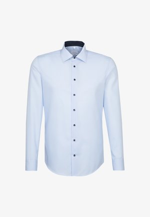 Hemelsblauw overhemd met lange mouwen van gladde stof. Heeft een knoopsluiting aan de voorkant met donkerblauwe knopen en een geprinte kraagvoering.