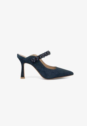 Scarpa slingback in suede blu navy con punta affusolata, dotata di un cinturino gioiello sul piede e tacco a blocco di 7,5 cm.