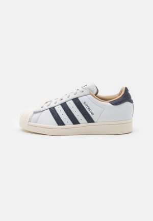 Trainers - white