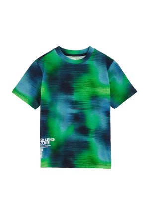 T-shirt à manches courtes avec un mélange de motifs abstraits verts et bleus, col rond, et texte blanc "ZONE DE PATINAGE" en bas.