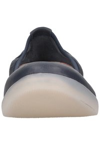 Scarpe slip-on in pelle blu con punta arrotondata, suola flessibile e dettagli testurizzati sul tallone. Suola in gomma piatta antiscivolo.
