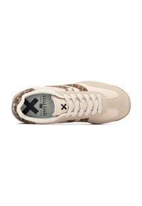 Zapatilla beige con parte superior de ante y cuero, con detalles de estampado de leopardo, cordones blancos y suela de goma texturizada.