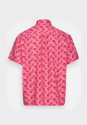 Chemise rose à manches courtes avec motif répétitif de texte rouge en diagonale "Carostak", vue de dos sur fond blanc uni.