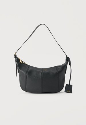 Borsa a tracolla in pelle nera trattata con cerniera dorata, manico corto e piccola targhetta attaccata con il nome del marchio "Lancel" in rilievo.