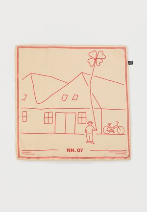 Beżowa tkanina z czerwonymi liniami przedstawiającymi dom, postać, rower i koniczynę. Krawędzie mają kontrastową czerwoną ramkę z detalami tekstowymi.