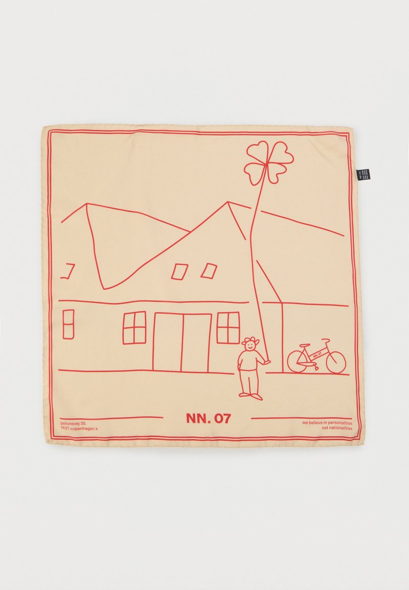 Μπεζ ύφασμα με κόκκινο σχέδιο γραμμής που απεικονίζει ένα σπίτι, έναν χαρακτήρα, ένα ποδήλατο και ένα τριφύλλι. Οι άκρες έχουν αντίθετο κόκκινο περίγραμμα με λεπτομέρειες κειμένου.