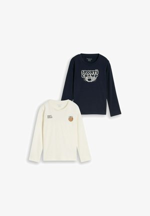 Zwei langärmelige Kinderhemden, eines marineblau mit "SPORTS CHAMP"- und Fußballgrafik, eines weiß mit "SWEET COOL & SNACKY"-Text und einem Keks mit Sonnenbrille.