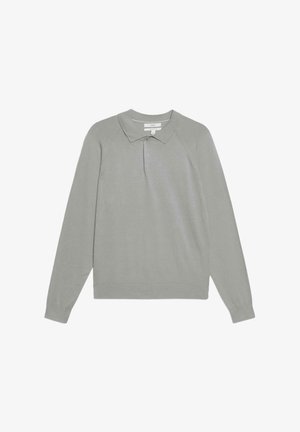 Suéter de pullover gris claro con un collar clásico, mangas largas tipo raglán y una textura suave y lisa. Presenta un diseño sencillo y minimalista.