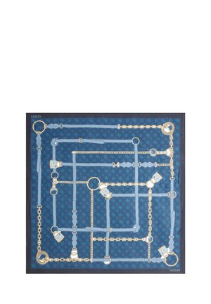 Blauwe sjaal met patroon en lichtblauwe banden, gouden kettingen en gespen in een geometrisch verweven ontwerp, "GUESS"-logo in de hoeken.