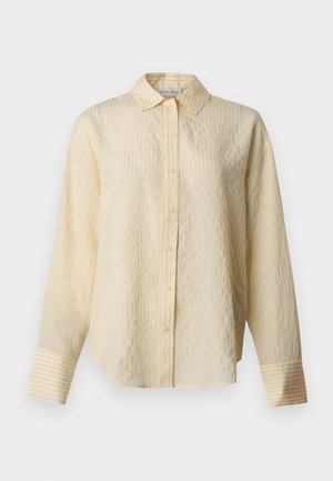 Ανοιχτό κίτρινο πουκάμισο με μακριά μανίκια και κουμπιά, με λεπτές κάθετες ρίγες, κλασικό γιακά και φαρδιές μανσέτες.