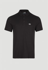 Polo shirt noir en tissu lisse, avec un col classique, une patte de boutonnage à trois boutons et un logo blanc sur la poitrine gauche.
