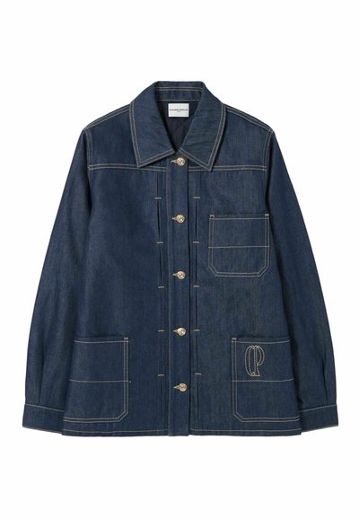Chaqueta de mezclilla azul oscuro con cierre de botones, tres grandes bolsillos frontales, un cuello y costuras en contraste.