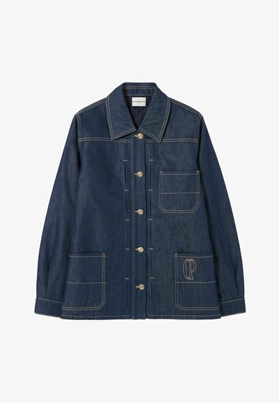 Giacca in denim blu scuro con chiusura a bottoni, tre grandi tasche frontali, colletto e cuciture a contrasto.