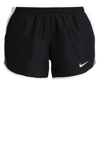 Mustat urheilushortsit, joissa on valkoiset yksityiskohdat, joustava vyötärö ja valkoinen Nike-merkki etupuolen oikeassa lahkeessa.