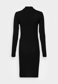 Svart långärmad knälång figurnära klänning med liten krage, visad från baksidan mot en enfärgad ljus bakgrund.