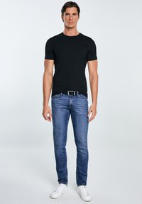 Nepasirinkta, schwarz