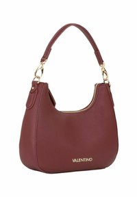 Borsa a mano in pelle color bordeaux con silhouette arrotondata, superficie texturizzata, cerniera dorata e dettaglio con logo sulla parte anteriore, dotata di una tracolla singola.