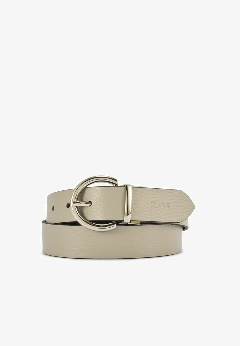 Beżowy skórzany pasek z fakturowaną powierzchnią i okrągłą srebrną klamrą. Posiada kilka otworów do regulacji rozmiaru oraz czysty, zwężający się koniec.