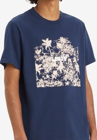 Levi's® RELAXED FIT - Apdrukāts T-krekls - dress blues