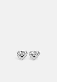 Orecchini a forma di cuore in argento con una finitura lucida e bordi curvi, caratterizzati da incisioni sulla superficie per un tocco di dettaglio in più.