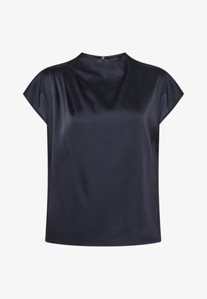 Donkerblauwe satijnen blouse met korte mouwen, ronde halslijn, subtiele plooien op de linkerschouder en ritssluiting aan de achterkant.