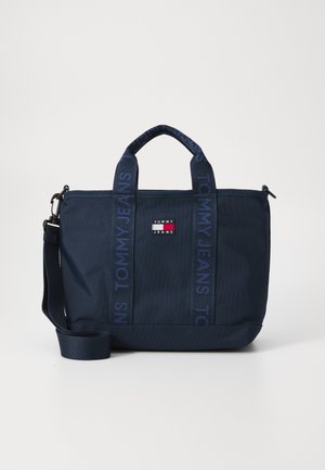 Navy syntettinen olkakassi, jossa on kaksinkertainen pääkahva, säädettävä olkahihna ja brodeeratun logopatchin. Varustettu vetoketjulla ja teksturoidulla kankaalla.