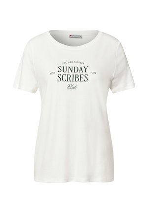 Biała bawełniana koszulka z okrągłym dekoltem i krótkimi rękawami. Ma zielony napis: „SUNDAY SCRIBES” oraz dodatkowe motywacyjne frazy.