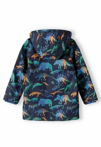 Wodoodporna kurtka na niebieskim tle z kolorowym wzorem zwierząt i dinozaurów. Posiada kaptur i długie rękawy.
